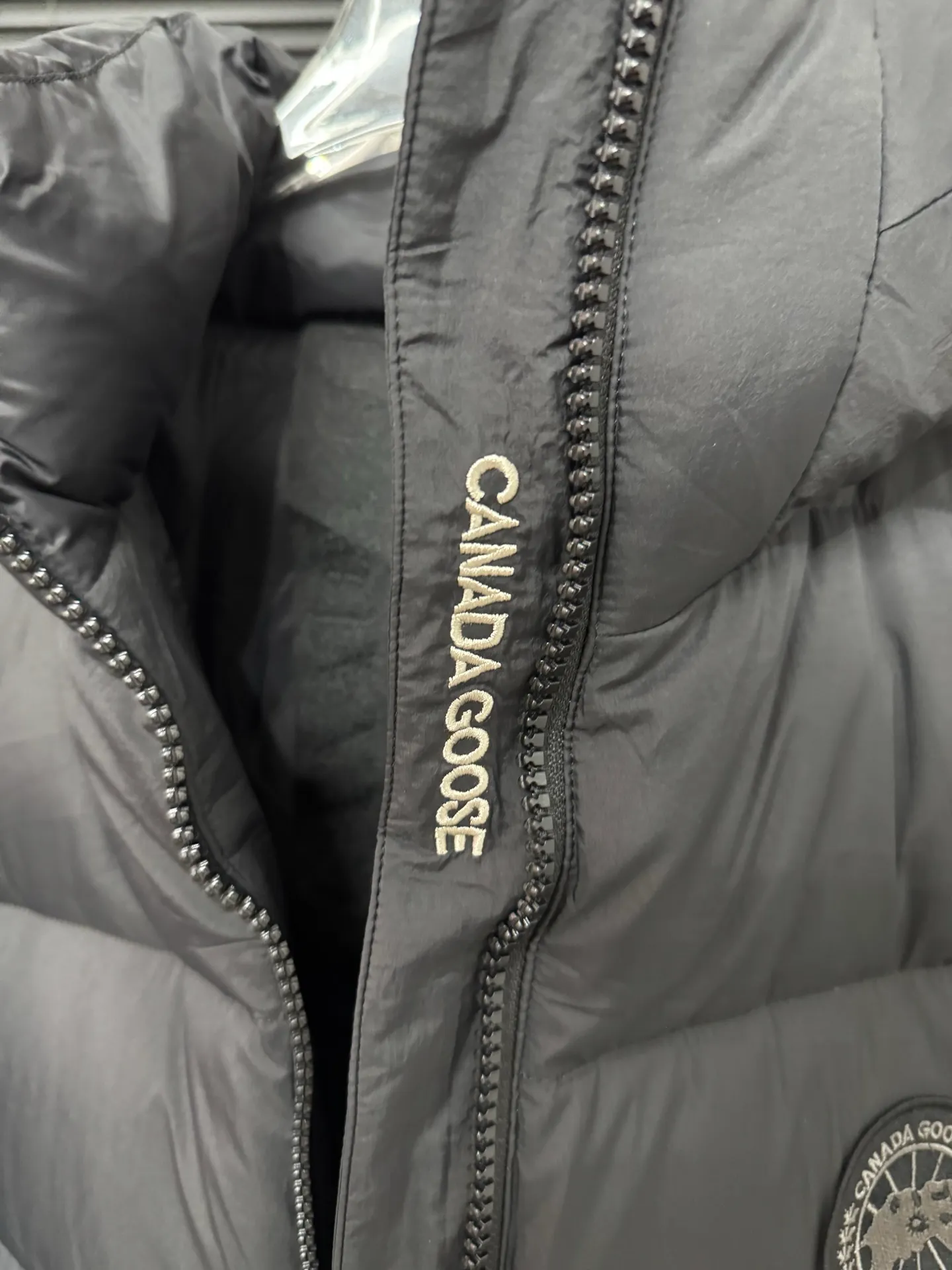 P860 Big Goose Ouyang Nana Second Generation (higher version) Canada goose Canada Goose Black Label Down Jacket A must-have in the outerwear world, the Big Goose Black Label down jacket! The latest designer styles! The goose down jacket has always been a popular element of fashion and is loved by experts from all walks of life! Fashionable hooded cut, high-end customer-supplied fine goose down, high resilience, smooth zipper, strong and firm. Pockets on both sides can store small items, free your hands, and you can go out without worries. It can also meet the need of putting your hands in your pockets👏👏Produced by Big Goose, it can be used as a group uniform by many celebrities. This down jacket uses a double-layer anti-down lining design, which has strong windproof performance and will be very warm in winter! Newly labeled white duck down filling, high fluffiness, windproof hooded design. When walking outdoors, pull the collar to the highest position, put your hands in the pockets and it will be very warm. It can be easily controlled by all body types! The interior is equipped with an elastic snow skirt design for better wrapping. The simple and neat style design highlights the masculine temperament. The impeccable style is classic and never goes out of style. It is warm and practical, and it is versatile! You can enter with your eyes closed!  Color: Black Khaki Size: XS-XXL